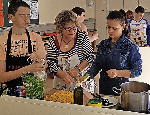 Schler und Senioren kochen gemeinsam.   | Foto: Gerhard Walser