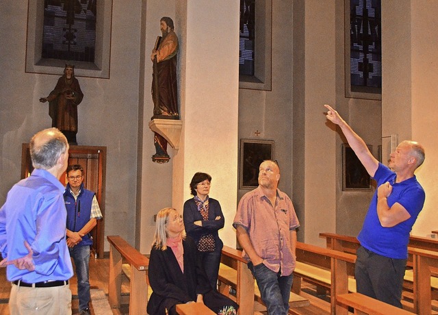 Pfarrer Bernhard Stahlberger (rechts) ...mgestaltung der Grwihler Pfarrkirche.  | Foto: Christiane Sahli