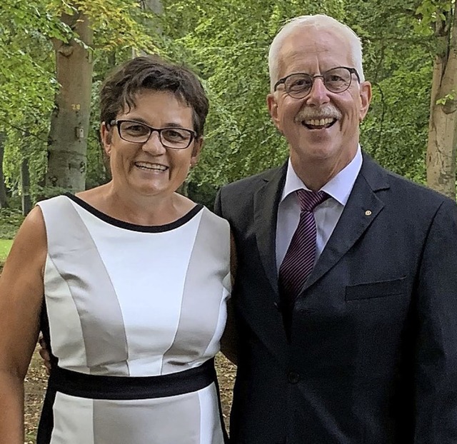 Zwei von 4000: Gabi Eppler und Klaus D...fest des Bundesprsidenten eingeladen.  | Foto: Volker Eppler