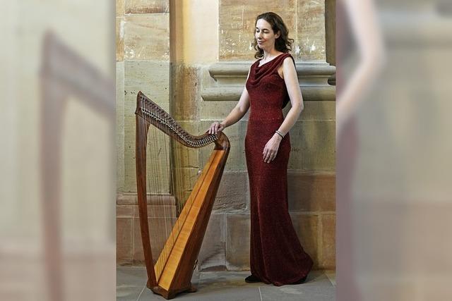 Nadia Birkenstock spielt auf der keltischen Harfe