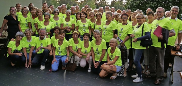 Eine Gruppe von rund 50 Wanderern aus ...ister Michael Thater (rechts) begrt.  | Foto: Michael Gottstein