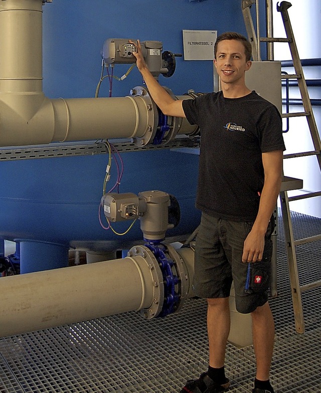 Timon Krammel vor einem Filterkessel im Wasserwerk   | Foto: Hagen Spth