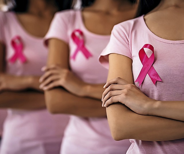 Eine pinkfarbene Schleife soll das Bewusstsein fr Brustkrebs schrfen.  | Foto: Vasyl - stock.adobe.com