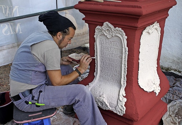 Andreas Bauer bei der Arbeit am Wegkreuz   | Foto: Adelbert Mutz