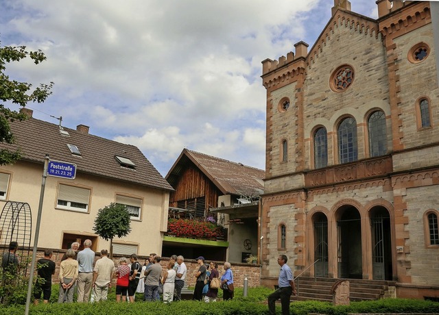 Besucherinnen und Besucher erfuhren be...die ehemalige Synagoge in Kippenheim.   | Foto: Sandra Decoux-Kone