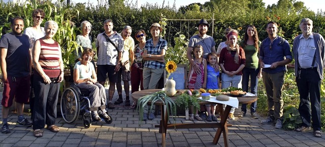 Die Urban-Gardening-Initiativgruppe um... r.) mit Philipp Denkinger (2. v. r).   | Foto: Barbara Puppe