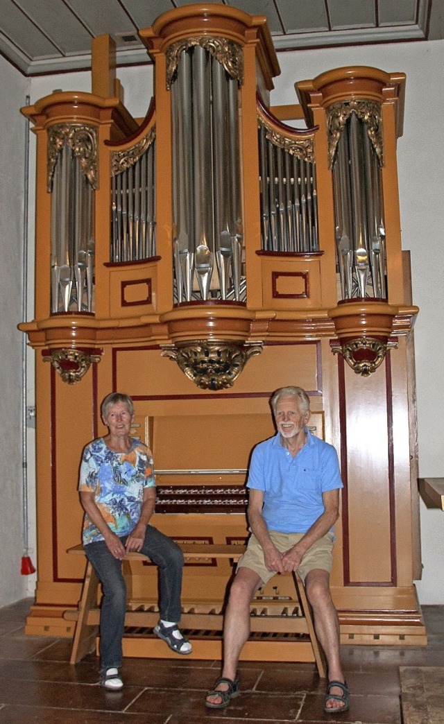 Zufrieden:  Helene Kolbe und Dieter Waldmann vor der neu gestrichenen Orgel   | Foto: Rolf-Dieter Kanmacher
