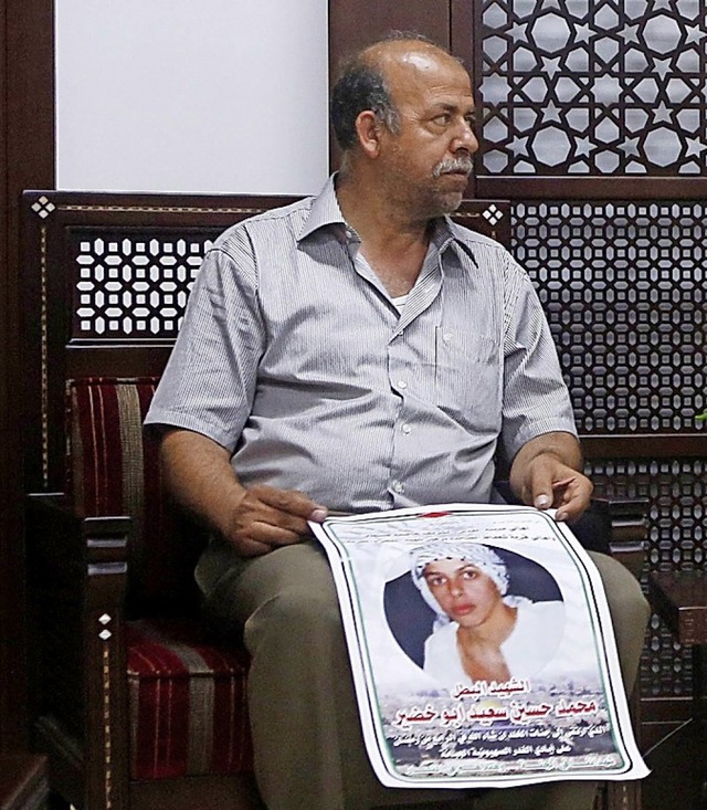 Mohammed Abu Chedairs Vater, 2014, mit einem Bild seines Sohns  | Foto: Mohamad Torokman , Pool (dpa)