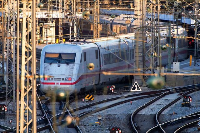 Ist in der schlechtesten Verfassung seit der Privatisierung: die Bahn  | Foto: Peter Kneffel (dpa)