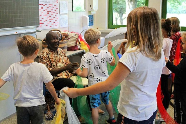 Kofi Onny gibt Grundschulkindern Tromm...nch ein Rassist hat damit ein Problem.  | Foto: Annika Sindlinger