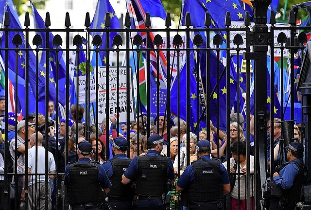 Anti-Brexit-Demonstranten am Dienstag ...tischen Premierministers Boris Johnson  | Foto: DANIEL LEAL-OLIVAS (AFP)