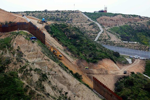 Bauarbeiter ersetzen einen Teil der Pr...ang der mexikanischen Grenze zu bauen.  | Foto: Gregory Bull (dpa)