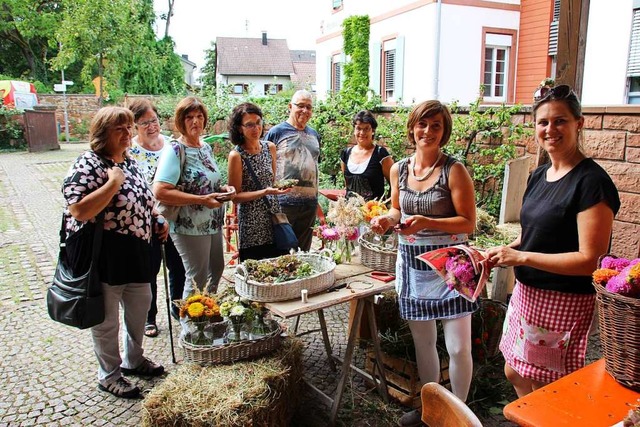 Die Floristin Christine Schandelmeyer ...allem bei Frauen auf groes Interesse.  | Foto: Mario Schneberg