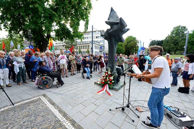 Liedermacher Wolfgang Gerbig bei der Friedenskundgebung am Mahnmal fr NS-Opfer.  | Foto: Ingo Schneider