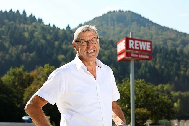 Dieter Schneider vor einem seiner REWE Mrkte  | Foto: Joerg Eberl fr REWE Dieter Schneider