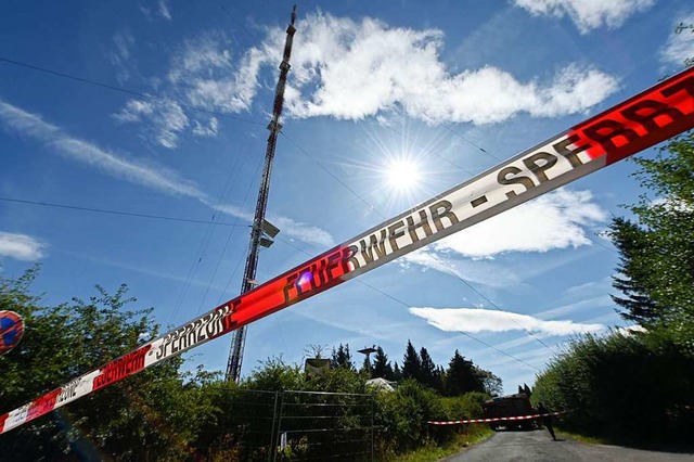 Abgesperrt ist der Bereich rund um den Sendemast im nrdlichen Hessen.  | Foto: Uwe Zucchi (dpa)