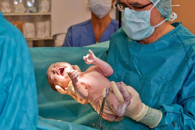 Ein Kaiserschnitt-Baby gleich nach der Geburt. (Archivbild)  | Foto: Daniel Karmann