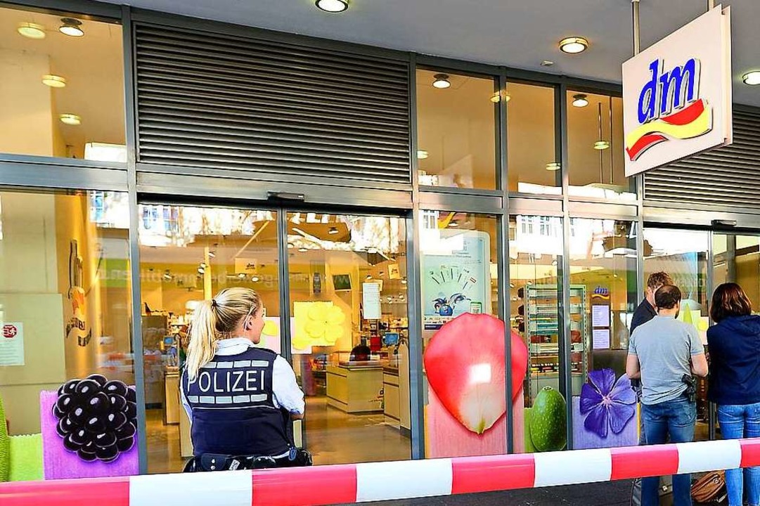Der DM-Markt konnte am Dienstag nicht betreten werden.  | Foto: Ingo Schneider