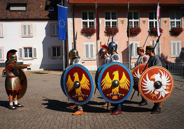 Stillgestanden! Oder genauer:  Parati,...onre auf dem Breisacher Mnsterplatz.  | Foto: Julius Wilhelm Steckmeister