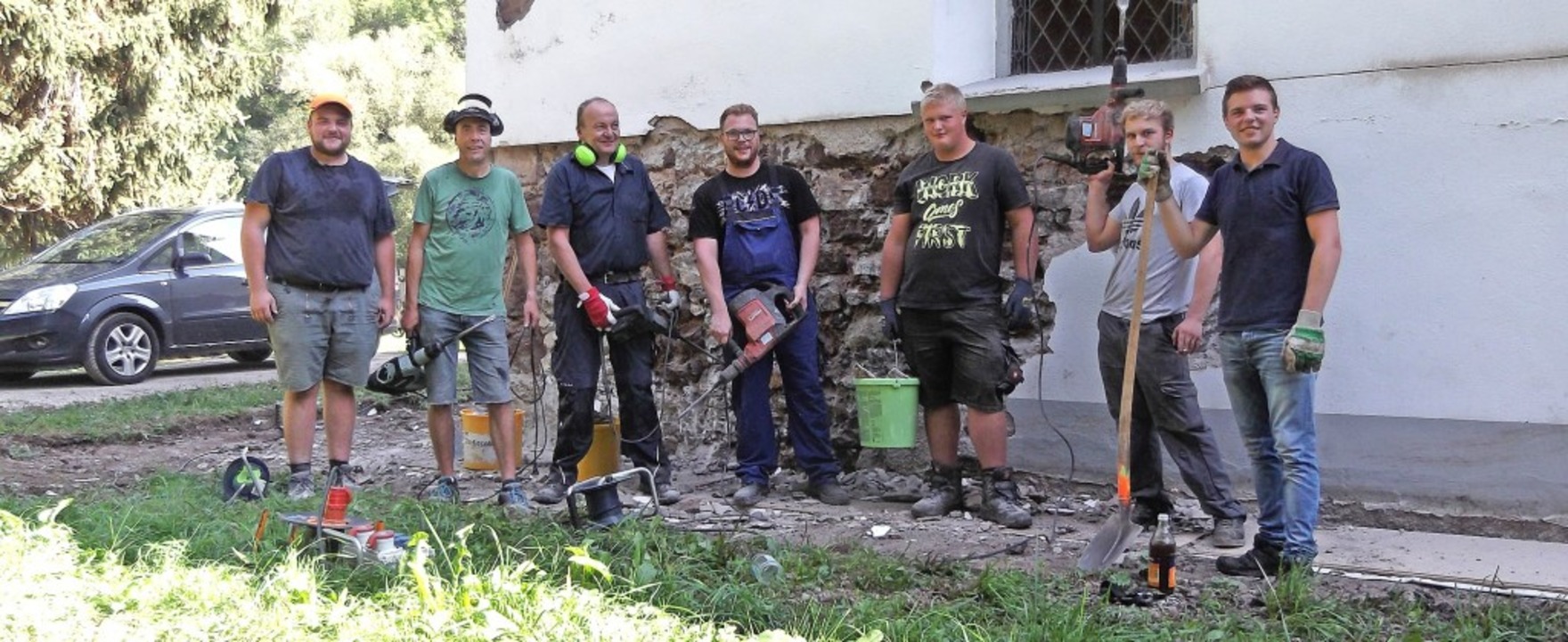 Sie packen bei der Renovierung der Wol...Schmidt, Luca Lizurek, Axel Binninger.  | Foto: Gertrud Rittner