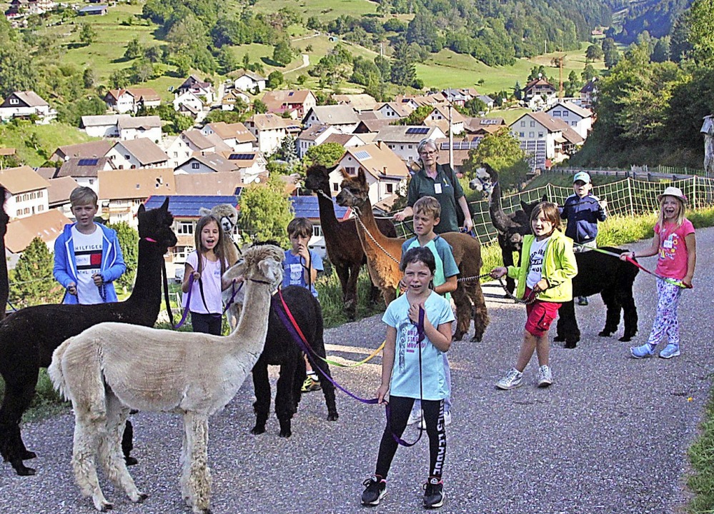 Die Kinder mit den vierbeinigen Partnern  | Foto: Yvonne Rnzi