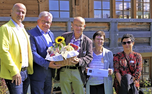 Geschftsfhrer Hansjrg Mair, Guido W...lmer und Inge Wetzel  bei der bergabe  | Foto: @Weiler/Schwarzwaldtourismus