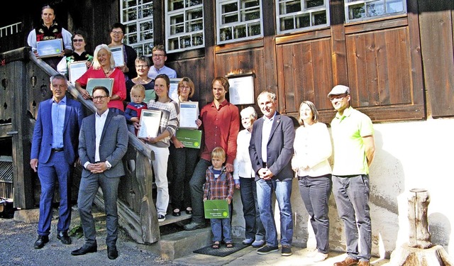 Nach der  berreichung von Urkunden  a...(Zweite von rechts) vor dem Resenhof.   | Foto: Ulrike Spiegelhalter