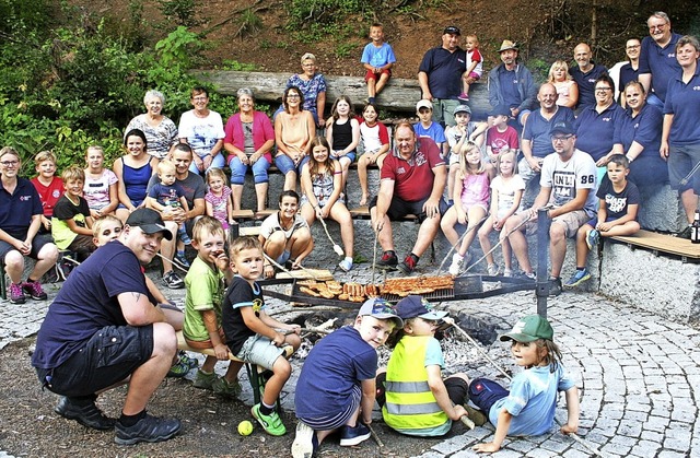 Nachdem die Ferienkinder mit dem DRK u...tten, gab&#8217;s Leckeres vom Grill .  | Foto: Gerd Sutter