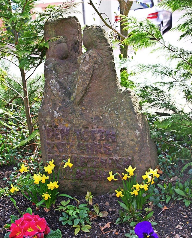 Geschichtstrchtiger Gedenkstein: das ...portierte Juden nach Gurs (Frankreich)  | Foto: Marlies Jung-Knoblich