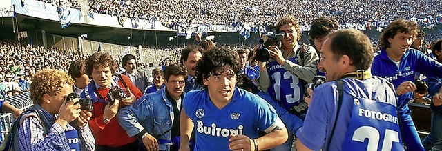 Umjubelt: Der junge Diego Maradona (Mitte)  | Foto: Alfredo Capozzi (dpa)