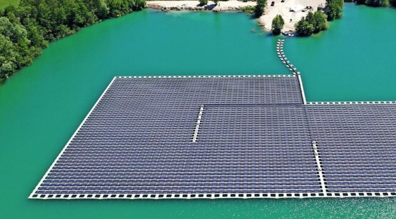 Die größte Solaranlage auf einem See befindet sich in Renchen.  | Foto: Benedikt Spether (dpa)