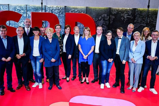 Die ganz groe Runde: Zum Gruppenbild ... Bewerbung um den SPD-Vorsitz zurck.   | Foto: Uwe Anspach (dpa)