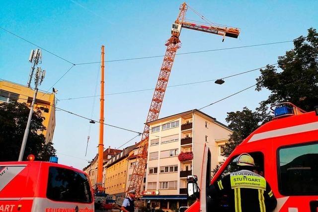 Kran kippt gegen Haus – Drei Wohnhäuser in Stuttgart evakuiert
