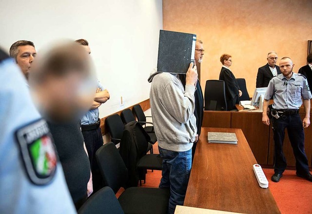 Die Angeklagten Mario S. (l) und Andre...u hohen Haftstrafen verurteilt worden.  | Foto: Bernd Thissen (dpa)