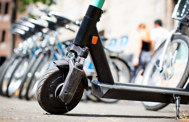 Mit einem E-Roller strzte eine Frau i...s gebracht werden musste (Symbolfoto).  | Foto: Martin Gerten (dpa)