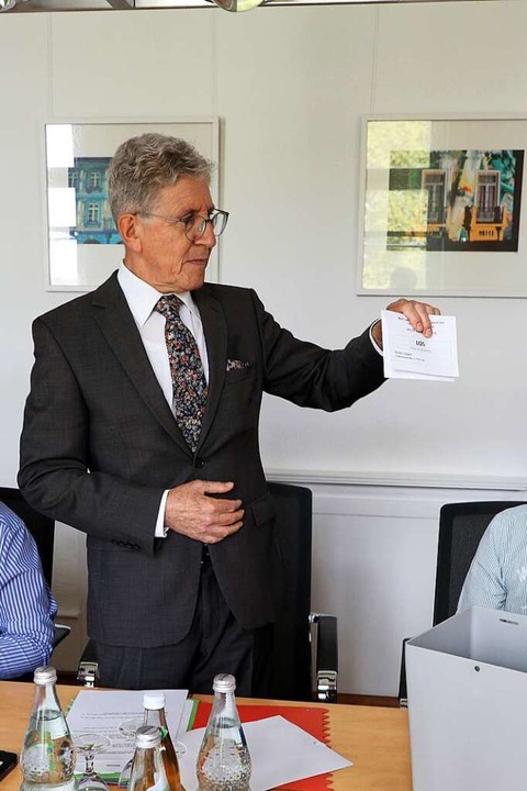 OB Wolfgang G. Mller loste die Reihen...rsitzender des Gemeindewahlausschusses  | Foto: Christoph Breithaupt