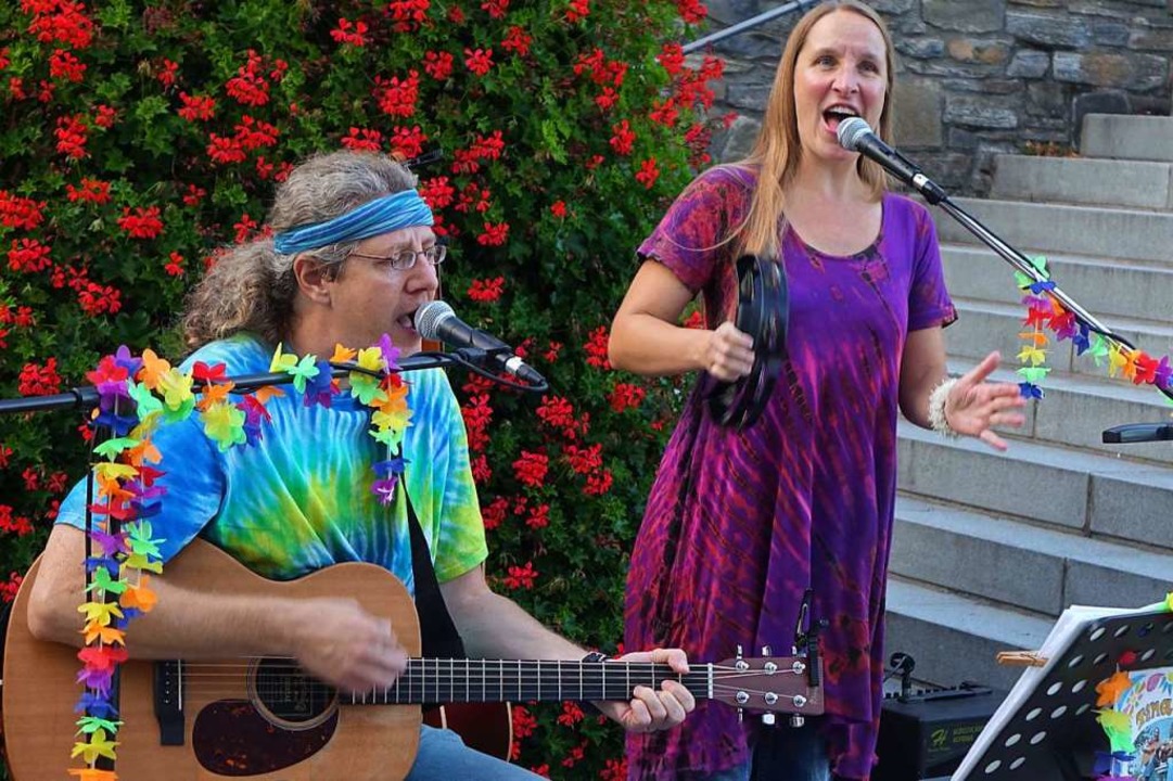 Woodstock-Feeling wollen Tina &amp; Co auf den Rathausplatz bringen.  | Foto: Roswitha Frey