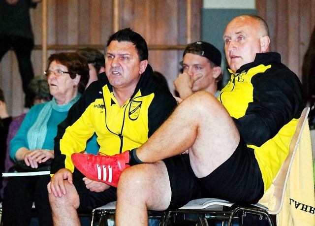Die Lahrer Trainer Toni Oldak (links) ...n mit einem Starken Team in die Runde.  | Foto: Wolfgang Knstle
