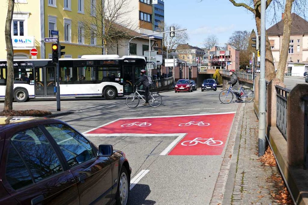 Autos, Busse, Fahrradfahrer, Fugnger... Die Politik hat Einfluss auf den Mix.  | Foto: Peter Gerigk