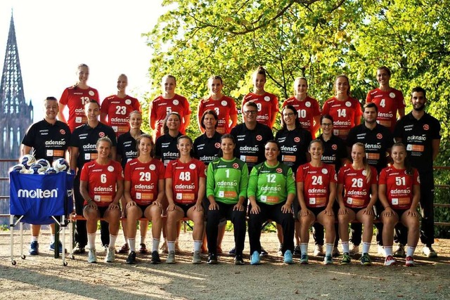 Mannschaft mit Mnster: Der HSG-Kader ...ne Czok und Beate Czok (TW-Trainerin).  | Foto: promo