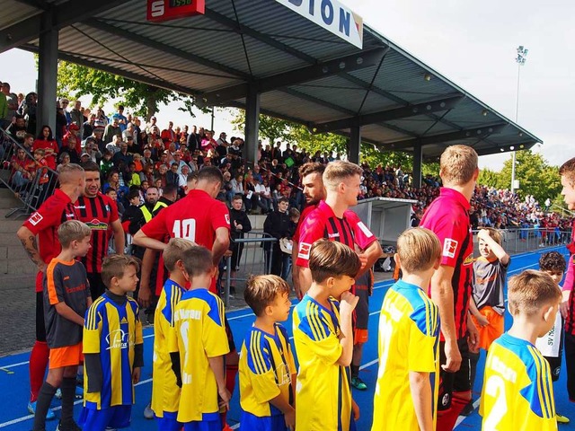 Stolz und aufgeregt waren die Einlaufkinder aus den Rheinfelder Fuballvereinen.  | Foto: Boris Burkhardt