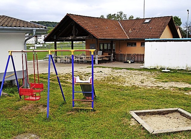 In diesem Bereich soll der Neubau fr die Sanitranlagen/Umkleiden entstehen.   | Foto: Edgar Steinfelder