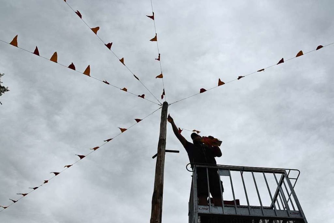 Wimpelketten bringen Gemeindearbeiter ...n dafür, dass das Schneckenfest naht.   | Foto: Andrea Gallien