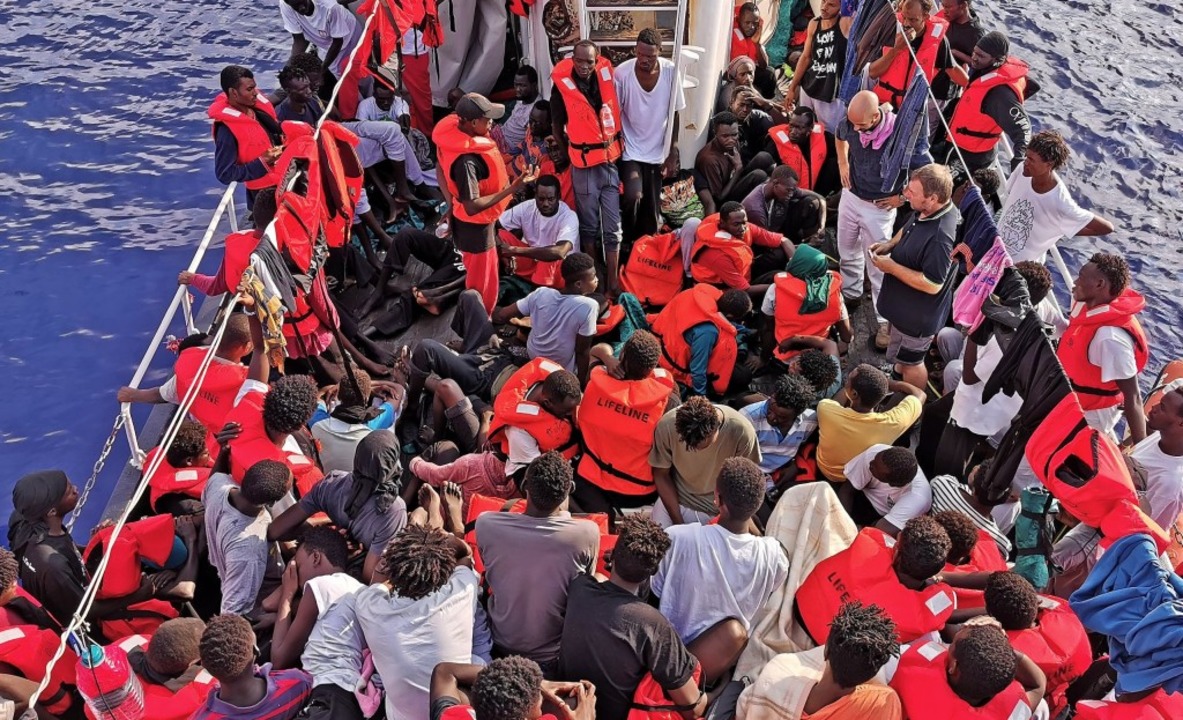 Dicht gedrängt sitzen die Flüchtlinge ...Hafen auf dem Rettungsschiff Eleonore.  | Foto: Johannes Filous (dpa)