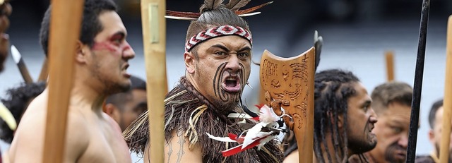 Maori-Mnner tanzen einen Haka, das is...prnglichen Einwohner von Neuseeland.   | Foto: MICHAEL BRADLEY
