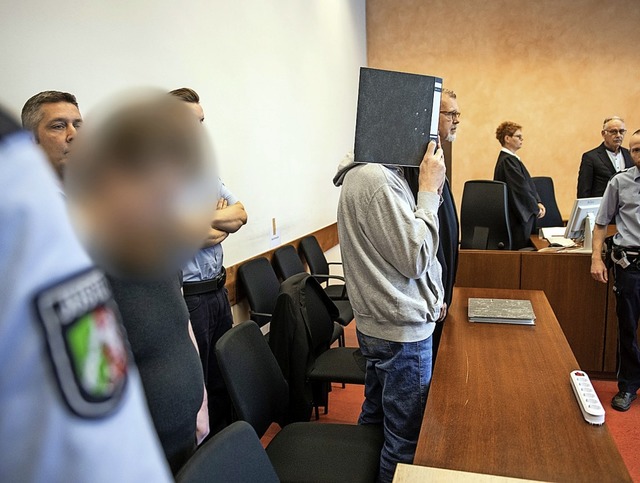 Die Angeklagten Mario S. (links) und Andreas V. im Gerichtssaal  | Foto: Bernd Thissen (dpa)