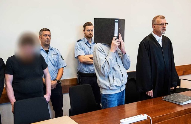 Die beiden Angeklagten vor Gericht  | Foto: Bernd Thissen (dpa)