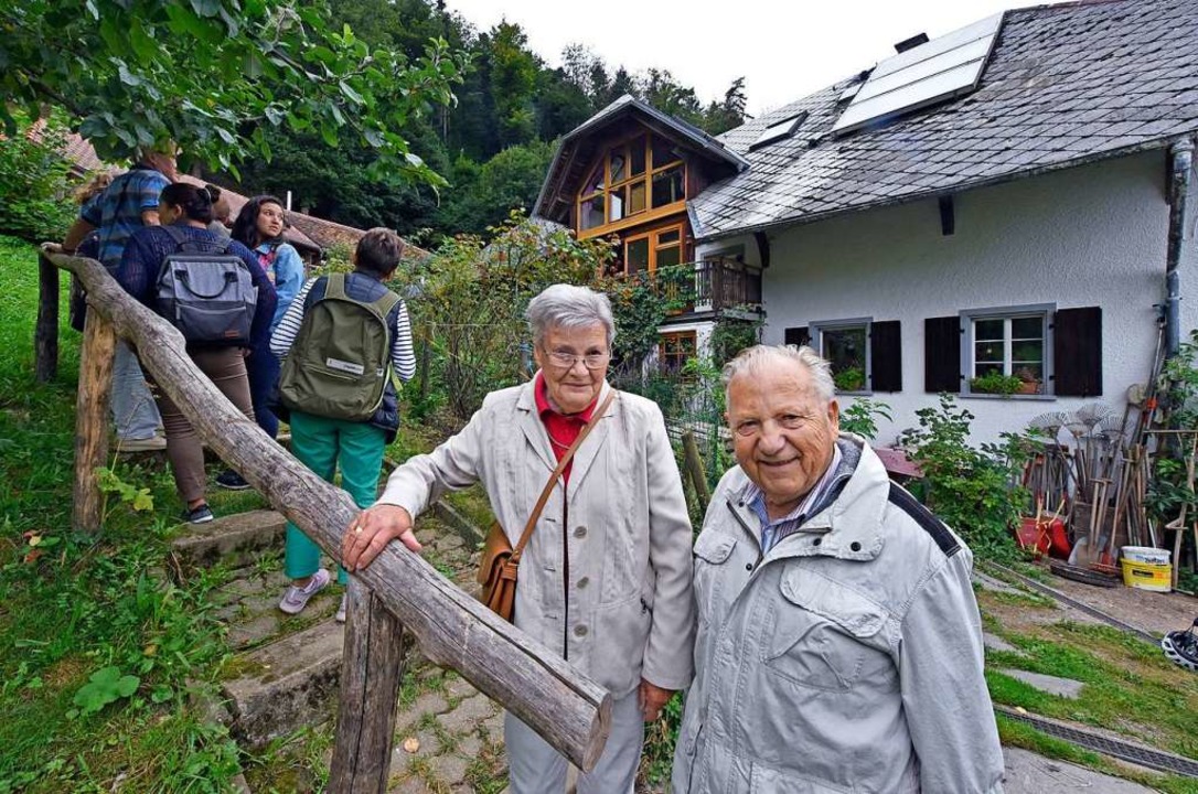 Elisabeth und Egon Kunz vor seinem ehemaligen Elternhaus  | Foto: Michael Bamberger