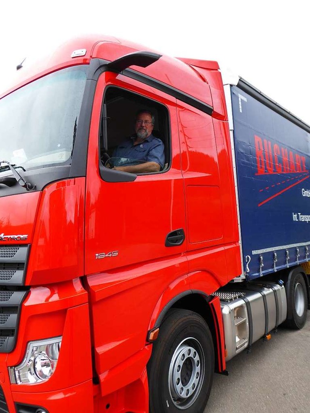 Hubert Buchart am Steuer eines neuen Lastwagens   | Foto: Peter Stellmach