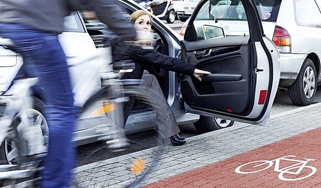 Fahrradfahrer neben Autos leben gefhrlich.  | Foto: Deutscher Verkehrssicherheitsrat